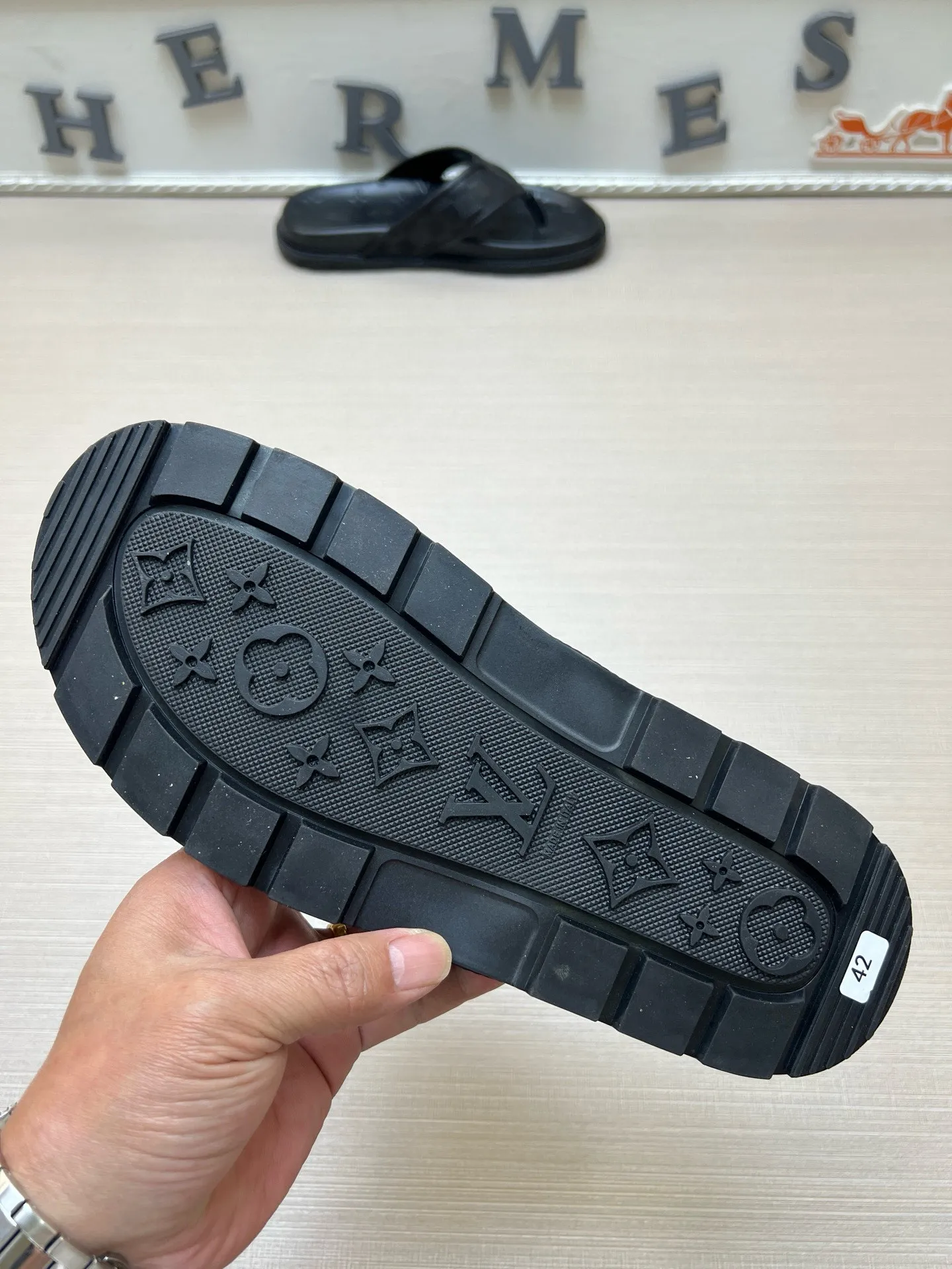P270🏆Louis Vuitton 🏆[Louis Vuitton] Spring/Summer 2025 [Men's Flip Flops] 🎯🎯As an active family in the fashion industry ⭐ Lv is characterized by bold innovation ⚡Create this casual business style for Chinese fashionable men ✨The fabric is made of imported high-grade cowhide 🔥 Clean and neat ⚡Fashionable and elegant🌹Breathable, sweat-absorbent and deodorant👈So luxurious, high-end and domineering. 👍Must be sold if you repost the picture. Number of yards: 38--46. Color: 🎉 For large quantities. Welcome to repost.